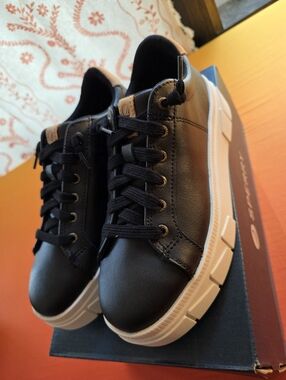 Brand New- Womens Sperry Winslow LTT. Leather Black. Size 6